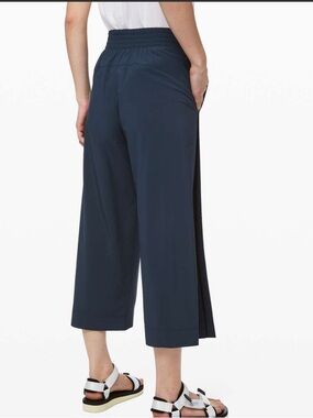 Lululemon Wanderer Wide Leg Crop Pants Navy Size 12 High Rise Travel Culotte